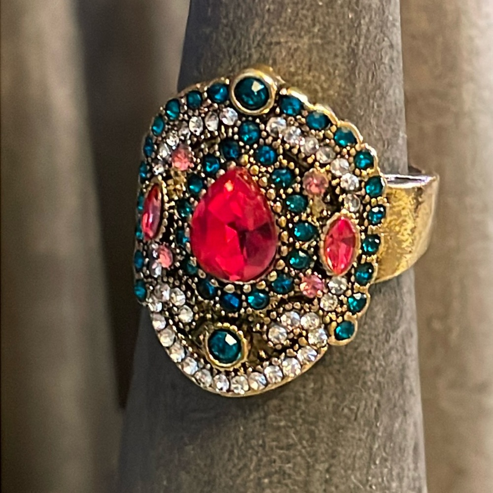 NWOT Beautiful Bohemian stone gold tone ring